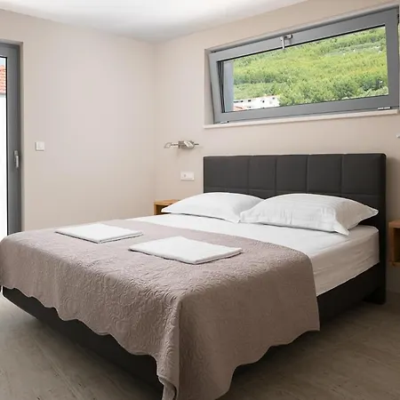 Pula Sleeps 8 With Pool And Air Con *