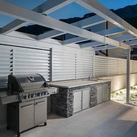 Villa Pula Sleeps 8 With Pool And Air Con
