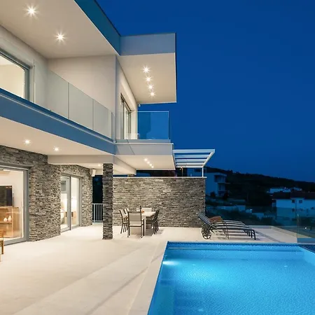 Pula Sleeps 8 With Pool And Air Con *