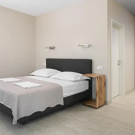 Pula Sleeps 8 With Pool And Air Con *