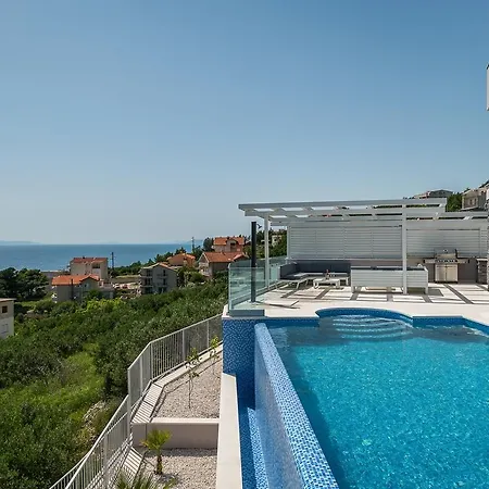 Villa Pula Sleeps 8 With Pool And Air Con