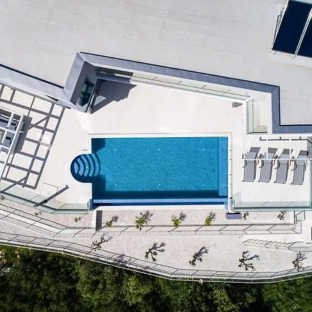 Pula Sleeps 8 With Pool And Air Con *