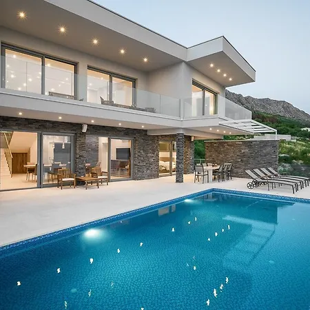 Pula Sleeps 8 With Pool And Air Con Villa Split
