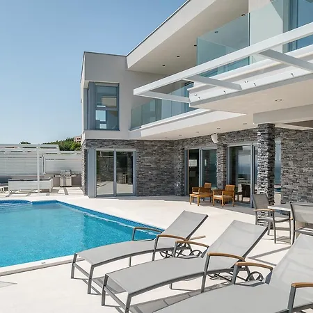 Pula Sleeps 8 With Pool And Air Con *