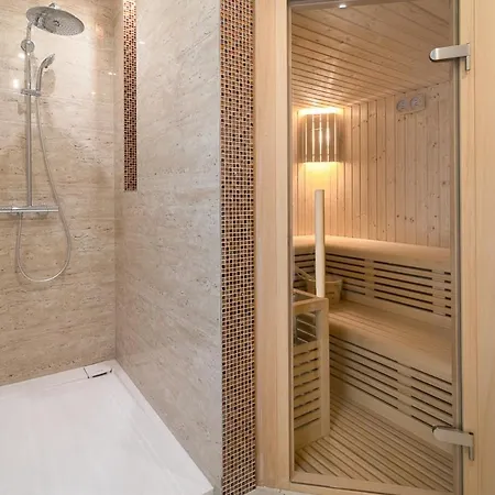 Pula Sleeps 8 With Pool And Air Con