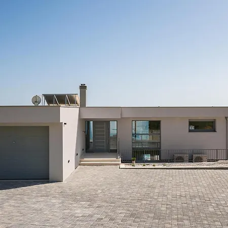 Villa Pula Sleeps 8 With Pool And Air Con