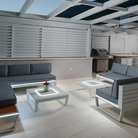 Villa Pula Sleeps 8 With Pool And Air Con *