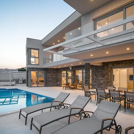 Pula Sleeps 8 With Pool And Air Con * Split