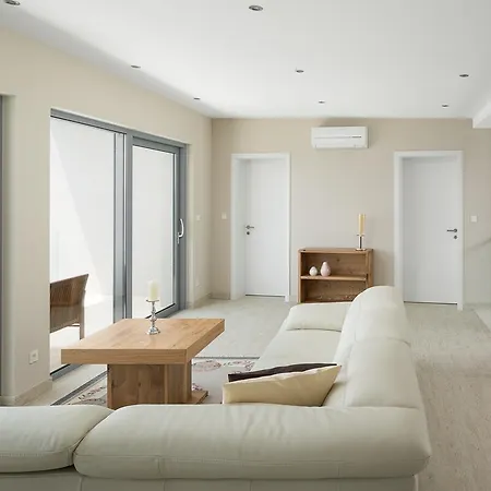 Pula Sleeps 8 With Pool And Air Con *