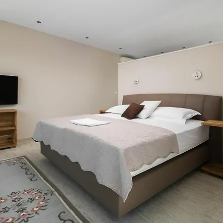 Pula Sleeps 8 With Pool And Air Con Split