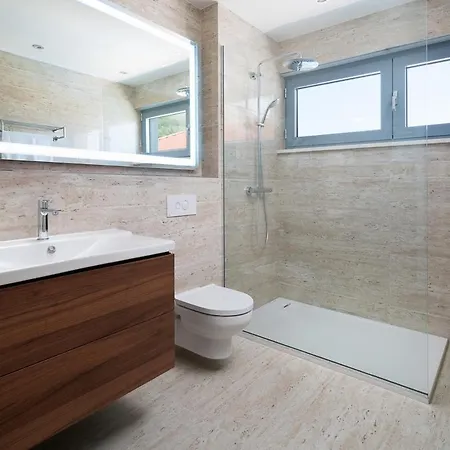 Villa Pula Sleeps 8 With Pool And Air Con Split
