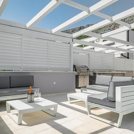 Pula Sleeps 8 With Pool And Air Con Split