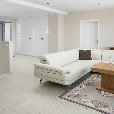 Pula Sleeps 8 With Pool And Air Con *