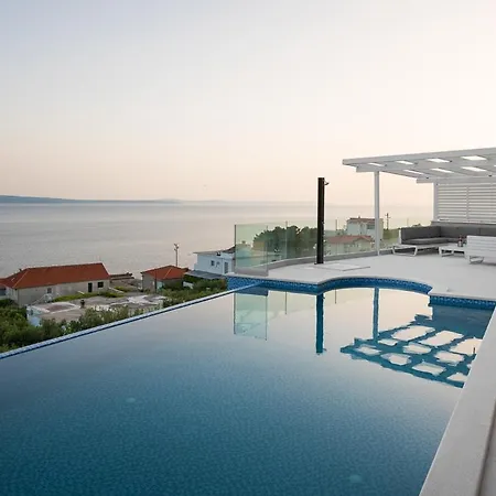 Villa Pula Sleeps 8 With Pool And Air Con
