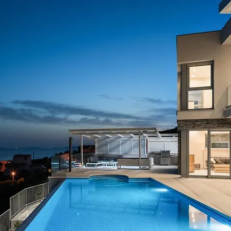 Pula Sleeps 8 With Pool And Air Con