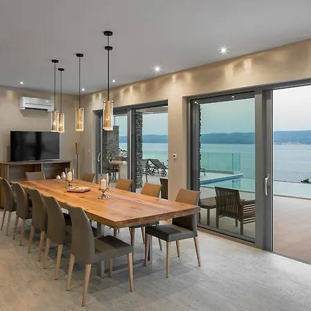 Pula Sleeps 8 With Pool And Air Con