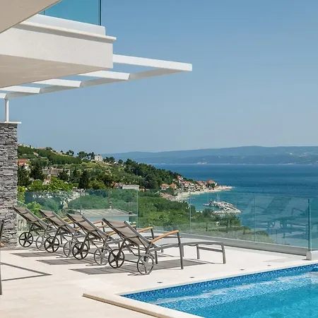Pula Sleeps 8 With Pool And Air Con