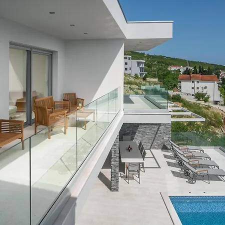 Pula Sleeps 8 With Pool And Air Con Villa Split