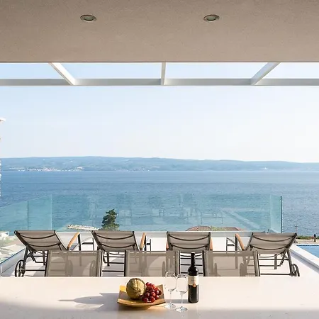Pula Sleeps 8 With Pool And Air Con