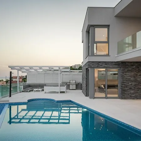 Pula Sleeps 8 With Pool And Air Con Villa