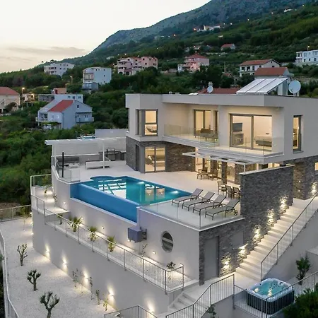 Pula Sleeps 8 With Pool And Air Con Villa *